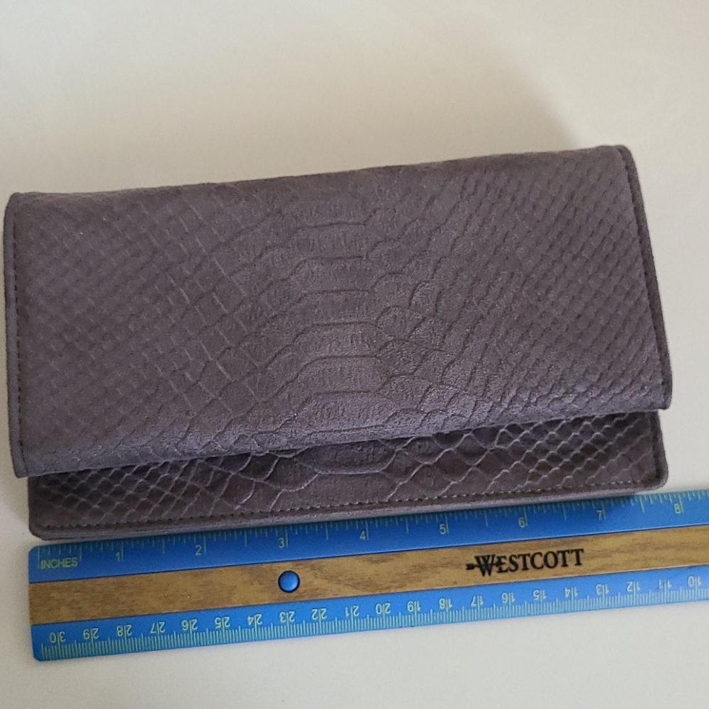 ⛔️SOLD⛔️ Urban Expressions Clutch - Picture 11 of 16